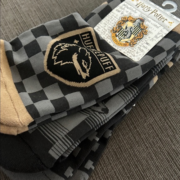 Harry Potter Hufflepuff Socks 3pack 7.5-9.5 NWT - Picture 1 of 5
